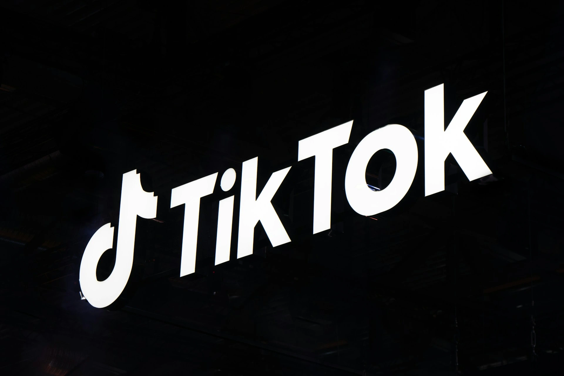 TikTok propouští stovky zaměstnanců při změně směru moderování obsahu na umělou inteligenci