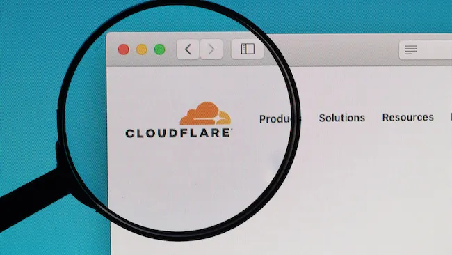 AI Labyrint: Cloudflareův nový nástroj klame AI vyhledávače falešnými webovými stránkami