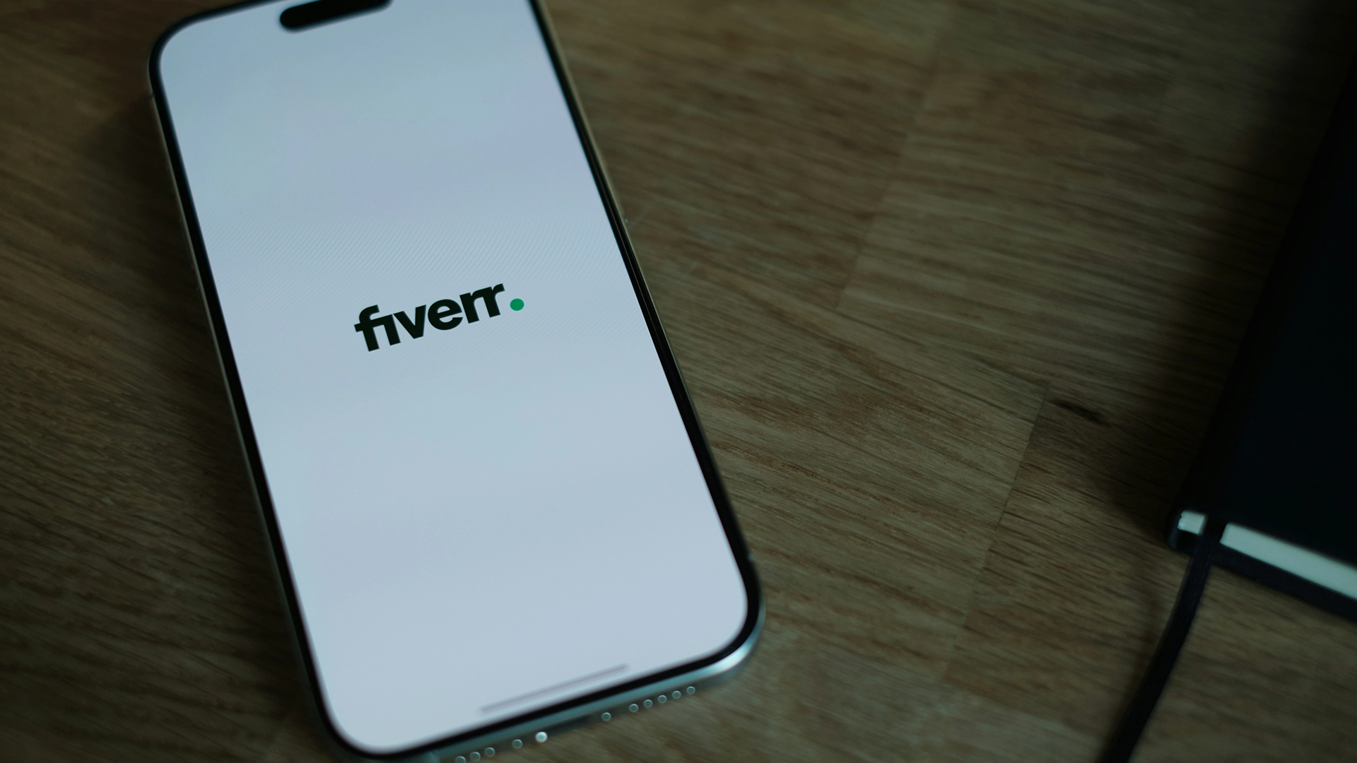 Fiverr přech&aacute;z&iacute; na strukturu AI a propou&scaron;t&iacute; 30% pracovn&iacute;ků